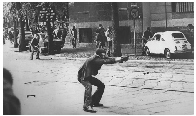 Photographie de Paolo Pedrizzetti, photo prise en rue De Amicis à Milan le 14 mai 1977.