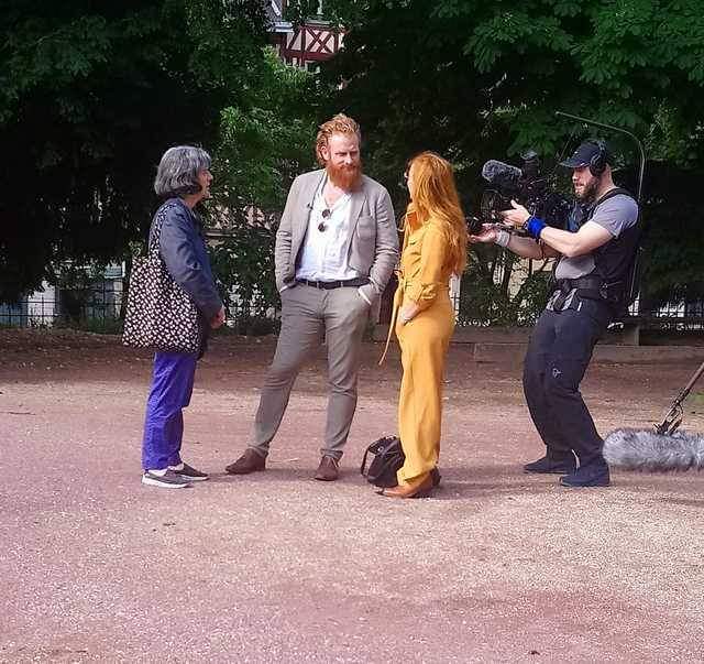 Tournage d’un documentaire sur saint Olaf. E. Lalou, Kristofer Hivju (alias Tormund de Game of Thrones) et son épouse dans le jardin de Saint-Ouen. juin 2019
